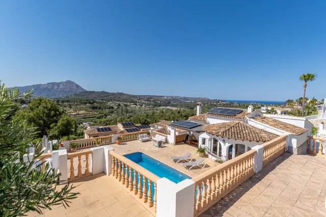 Exclusiva vivienda con vistas panorámicas al Montgó y al mar - foto 2