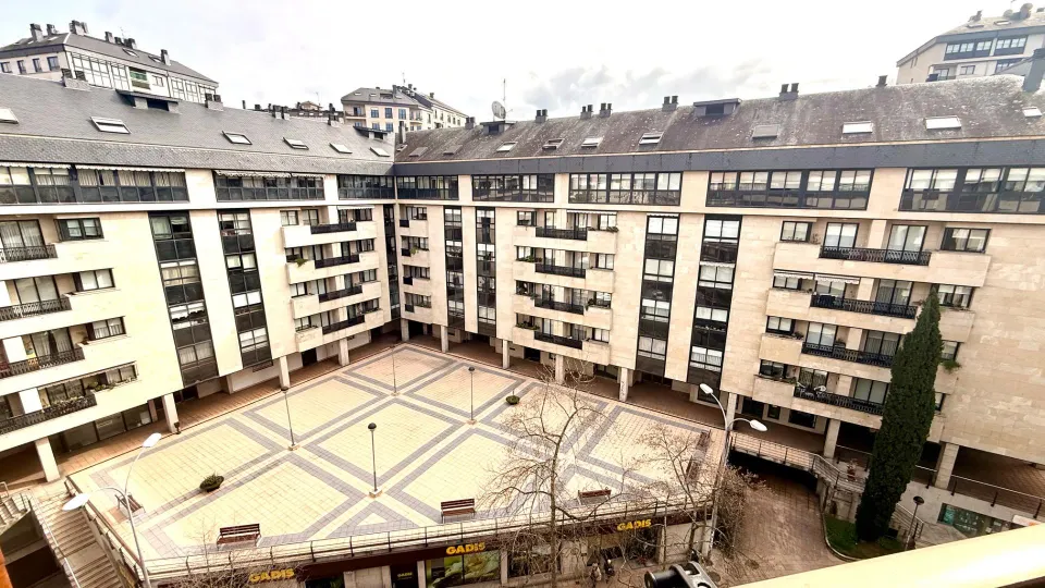 Piso Amplio y Luminoso en el Corazón de la Ciudad 3 habitaciones grandes balcones y garaje para coche pequeño