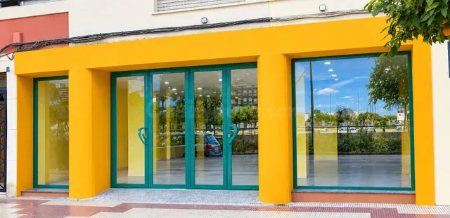 Amplio Local Comercial en venta o alquiler en Alzira - Zona 