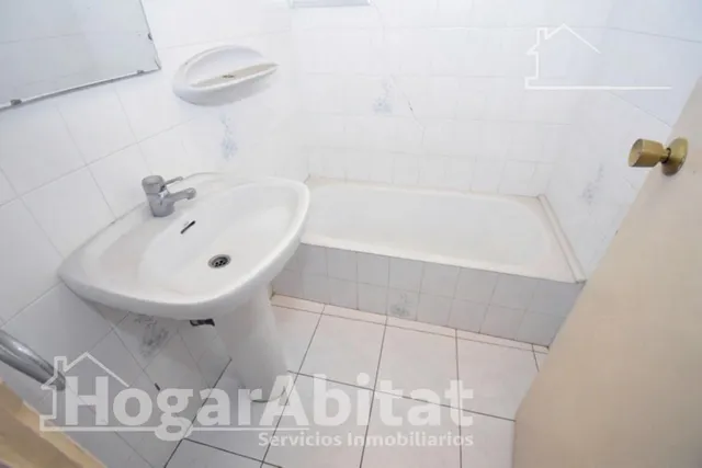 Extraordinaria finca con local comercial y múltiples posibilidades de reconversión a reformar en pleno centro — 31