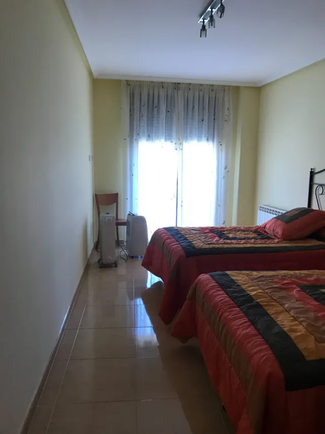 Se vende amplio piso en el centro, cocina, salón, 3 hab., 3 baños, trastero y garaje. Para entrar . — 15