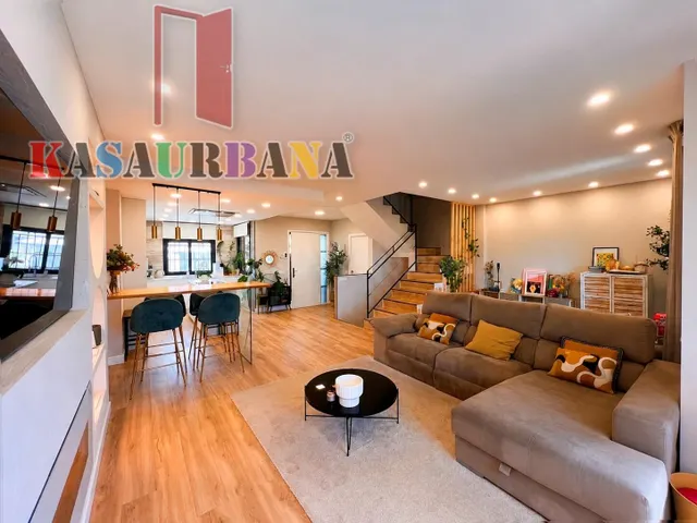 KASAURBANA ofrece en VENTA CHALET de diseño con piscina sali - foto 4