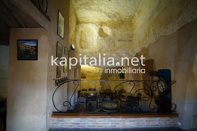 Bar en la emblemática población de Bocairent. — 27