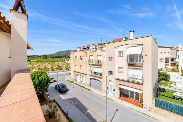 CASA PAREADA PARA DISFRUTAR DEL ESPACIO, TRANQUILIDAD Y CALIDAD DE VIDA EN SANT PERE DE RIBES — 28