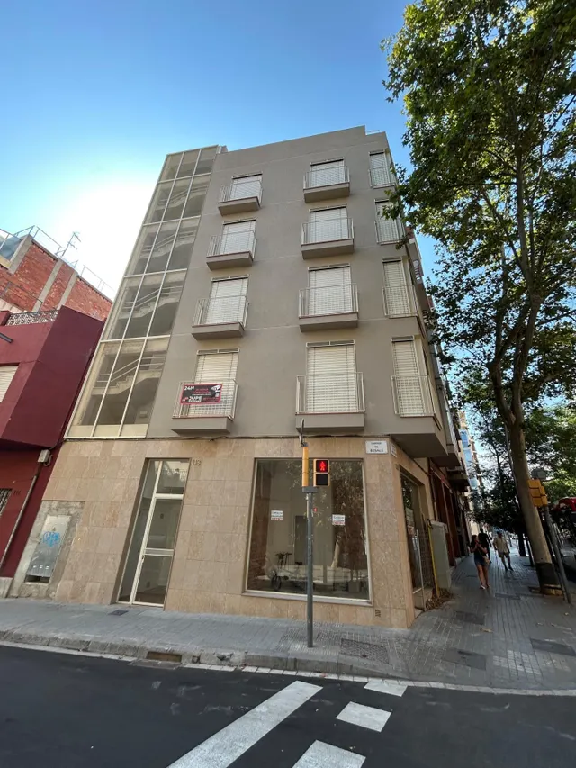 LOCAL COMERCIAL DE OBRA NUEVA A ESTRENAR EN PLENA CALLE NAVAS DE TOLOSA, ESQUINA CON BESALÚ — 16