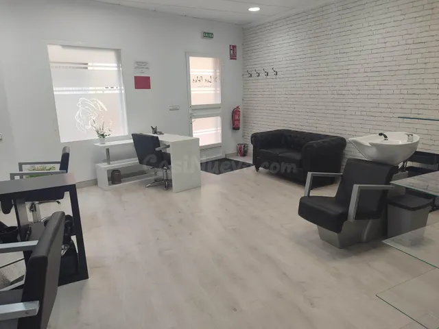 LOCAL COMERCIAL CENTRICO ACONDICIONADO COMO SALON DE PELUQUE - foto 4