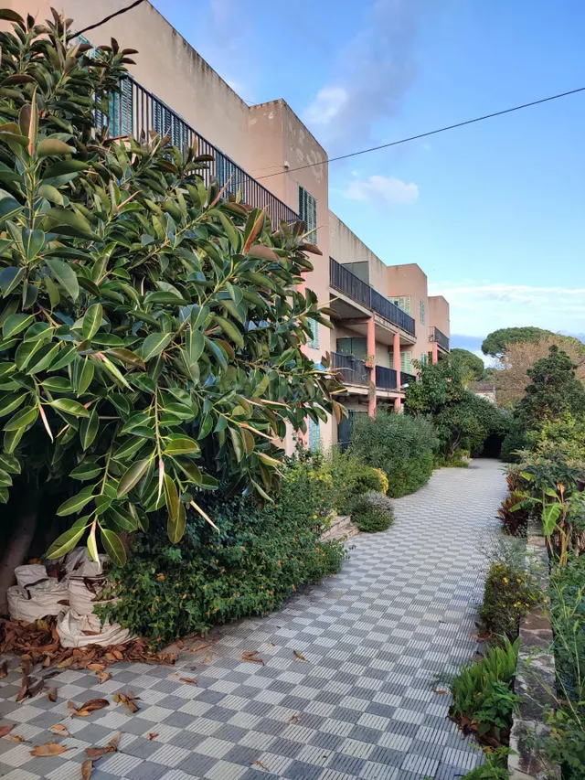 Se vende finca con doze apartamentos a 80 metros de la playa