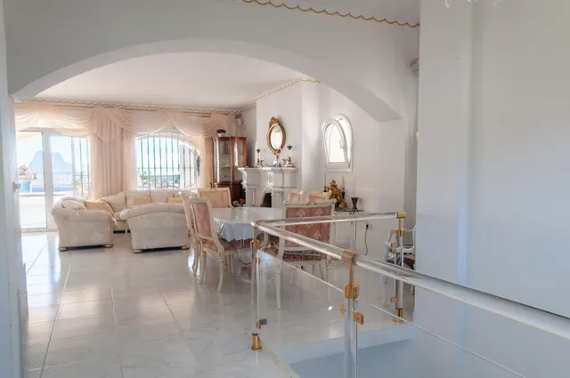 Amplia villa con vistas panorámicas al mar y pista de tenis privada en Calpe — 22