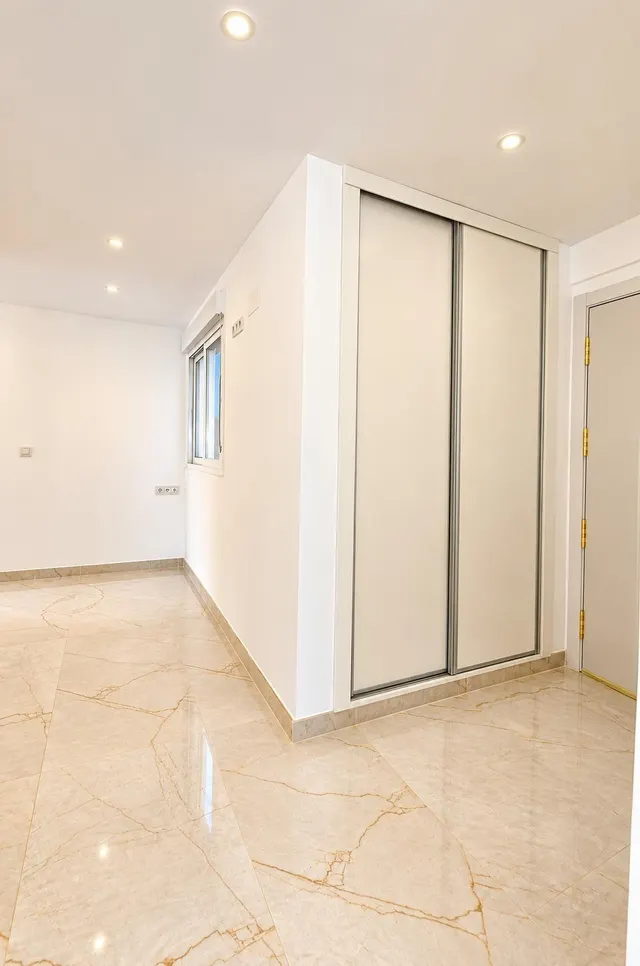 Se vende atico 5 habitaciones  totalmente reformado con vistas al mar  en pleno centro d Benidorm — 36
