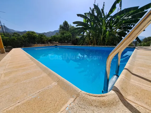 Se vende chalet con impresionantes vistas y una hectárea de  - foto 2