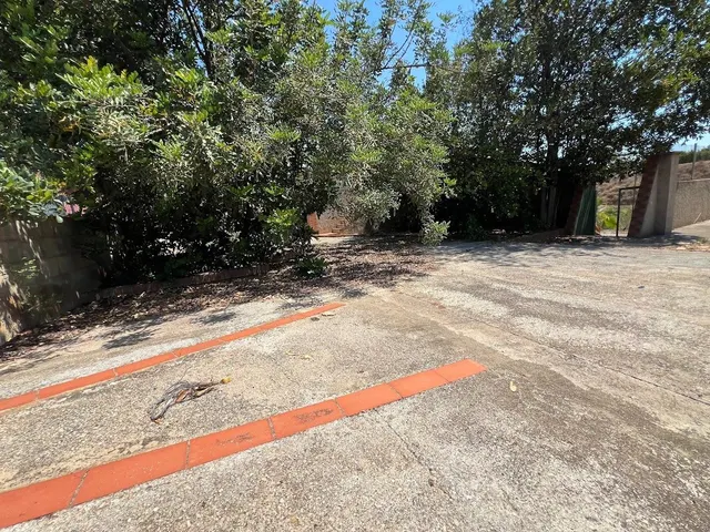 Terreno urbano en Torrent con edificación y frontenis. — 20