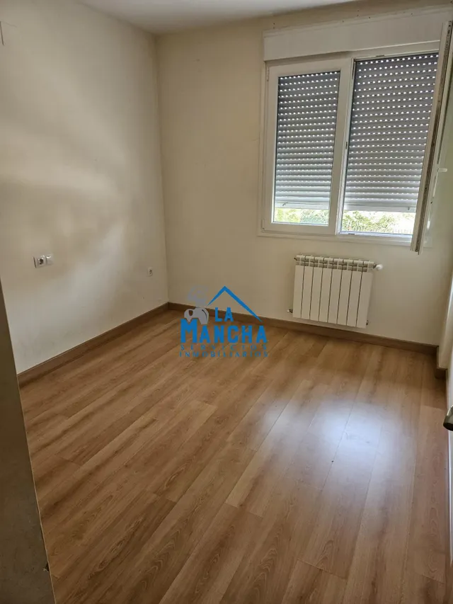 INMOBILIARIA LA MANCHA VENDE ADOSADO EN BARRIO MEDICINA. — 23