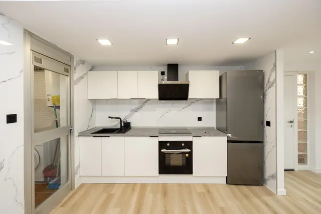 Planta baja con terraza privada, 3 dormitorios, 2 baños y garaje — 7