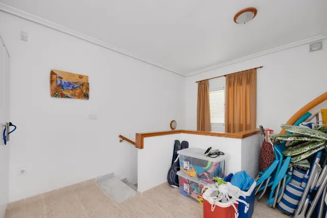 Apartamento dúplex con piscina comunitaria, Alicante, Orihuela Costa. 2 habitaciones, 89 m2, 1,6 kilómetros del mar — 25