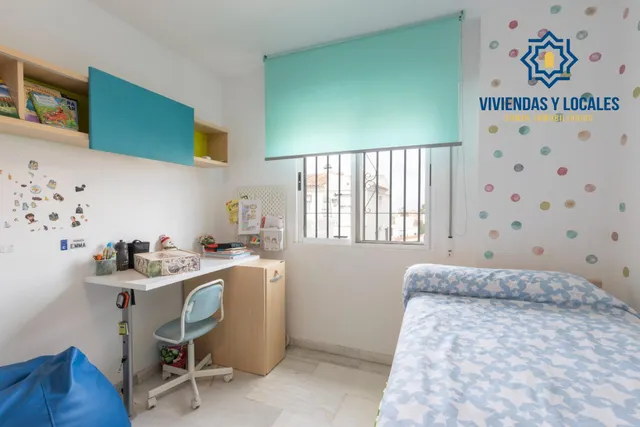 Casa independiente con piscina en La Zubia. — 25
