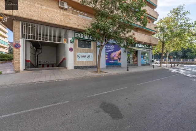 Plaza de garaje cerrado con estanterías en parque Genil cerca de Hospital La Inmaculada — 23