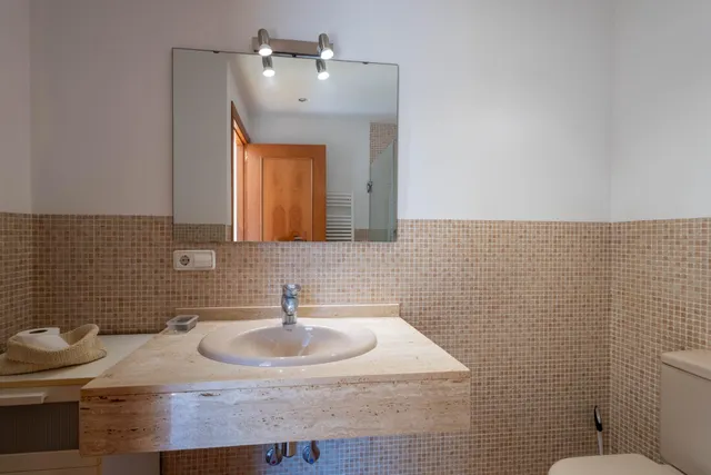 EN EXCLUSIVA CASA ADOSADA CON TERRAZAS Y MUCHO ESPACIO EN SANTA SUSANNA — 12