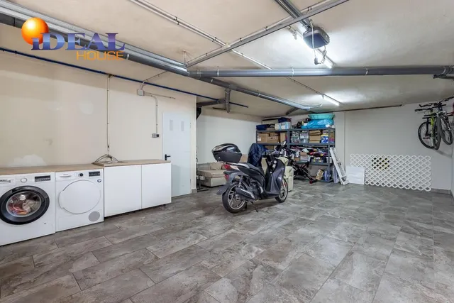 Amplia casa de 182 m2 con patio, gran sótano y a menos de 5 minutos del metro — 29
