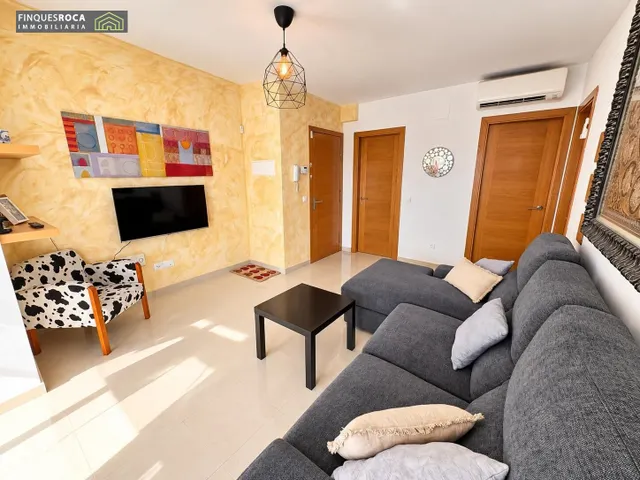 En Urbanizacion Serramar, Apartamento Esquinero, de 2 Dormitorios, Baño Completo, Terraza de 12 m2, Vistas Despejadas — 9