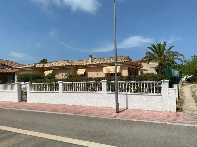 Casa en Riumar con parcela de 600 m2, piscina, garaje, jardín y parking para dos coches — 38