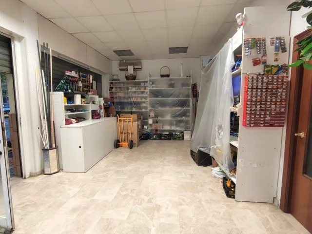 SE VENDEN DOS LOCALES JUNTOS A ESCASOS METROS DE LA AVENIDA DE CÁDIZ. — 16