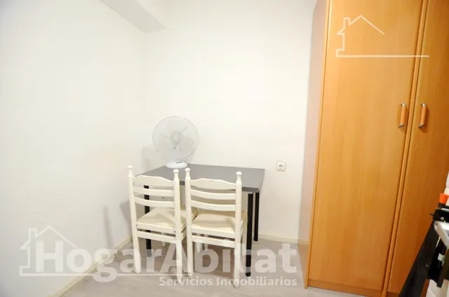 Gran amplitud y excelente ubicación a cinco minutos de la playa en este piso reformado — 11