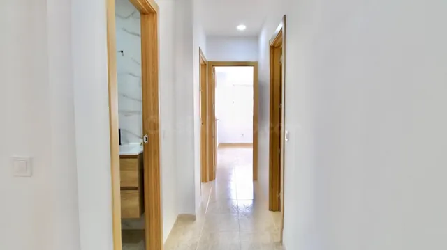 Piso reformado de 3 dormitorios con piscina en Aguadulce Norte — 24