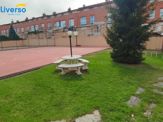 SE alquila espectacular piso en urbanización cerrada con pis - foto 4