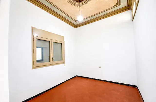 Primera línea de mar en el centro de El Masnou · Piso de época con techos altos y mosaico hidráulico · 3 hab. — 12