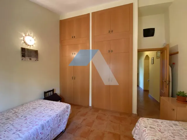 Chalet independiente con piscina en gran parcela rústica, rodeado de pinos y olivos – A menos de 1 km del Polideportivo Municipal de San Vicente del Raspeig — 32