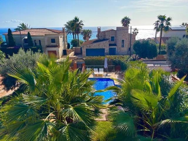 Villa con Vistas al Mar, Terraza Panorámica y Piscina en Cal