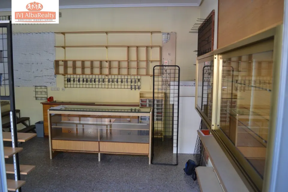 INTERESANTE LOCAL COMERCIAL EN VENTA EN ZONA estación-PARQUE LINEAL