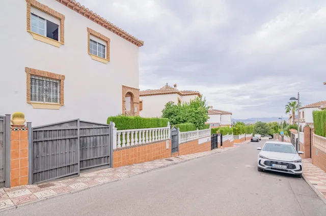 ¡AMPLIA CASA DE 4 DORMITORIOS, 3 BAÑOS Y CALEFACCIÓN CENTRAL