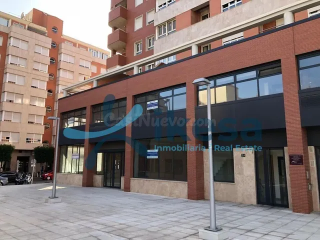 Se vende Oficina con 4 despachos muy céntrica, en la localid - foto 2