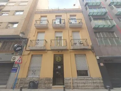Edificio Reformado en el Corazón de Alicante: Oportunidad de Inversión