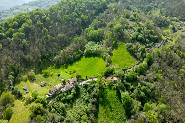 Casa  asturiana de piedra a rehabilitar con finca de 32.000 m2  en Llaneces (Mieres) — 32