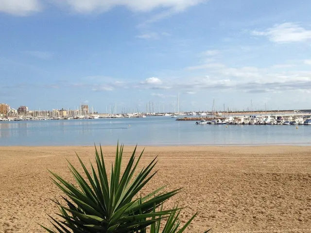 MAGNIFICO PISO A UNOS PASOS DE LA PLAYA, IDEAL PARA VIVIR TODO EL AÑO — 40
