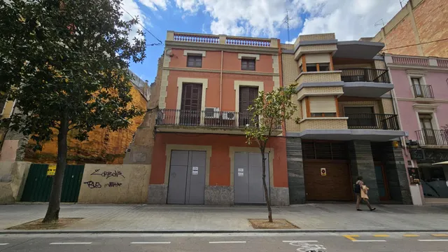 Edifificio neoclasico en el centro de Figueres. — 8