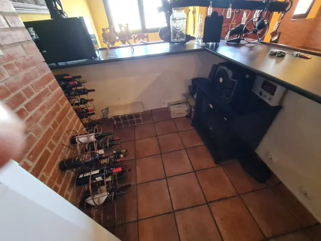 SE VENDE LOCAL  EN EL CENTRO, ACONDICIONADO COMO MERENDERO, AMPLIO COMEDOR, 2 BAÑOS. EQUIPADO. — 7