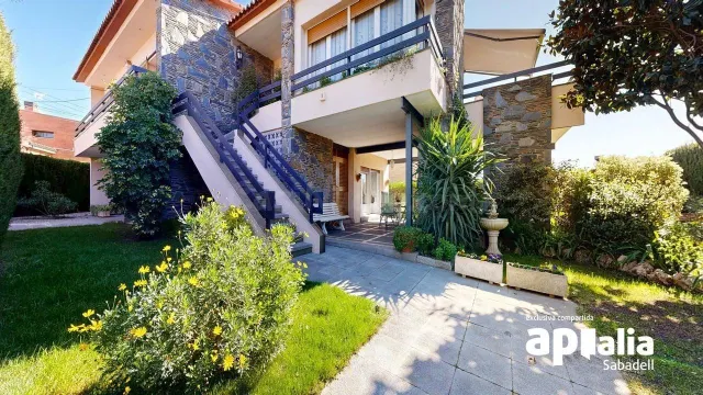 EXCLUSIVA CASA AMB JARDÍ EN UNA DE LES MILLORS ZONES DE BARB