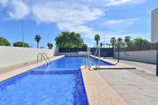 ADOSADO CON PISCINA COMUNITARIA Y AMPLIAS TERRAZAS EN ALMENA - foto 2