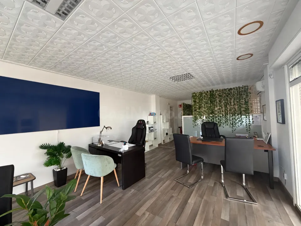 Local Comercial en Venta en Empuriabrava: Espacioso, Luminoso y Listo para Entrar