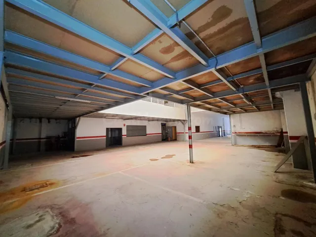 LOCAL DE MÁS DE 700 M2 EN VENTA O ALQUILER - foto 4