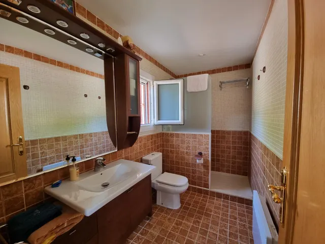 Chalet con patio, piscina, jardin, tenis, porche ,bodega  y garage — 13