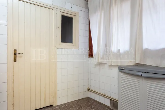 PISO CON MUCHAS POSIBILIDADES EN PLAZA CATALANA — 25