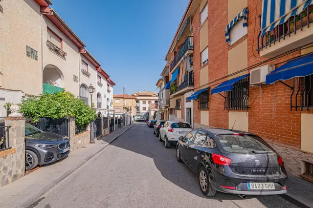 ¡Vive en el Corazón de La Zubia!  Piso Luminoso y Listo para Ti — 28