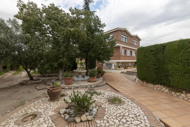 ¡¡EXCLUSIVA VIVIENDA DE ALTO STANDING EN UNA PARCELA DE 3.166 m2 EN ALHENDIN!! — 50