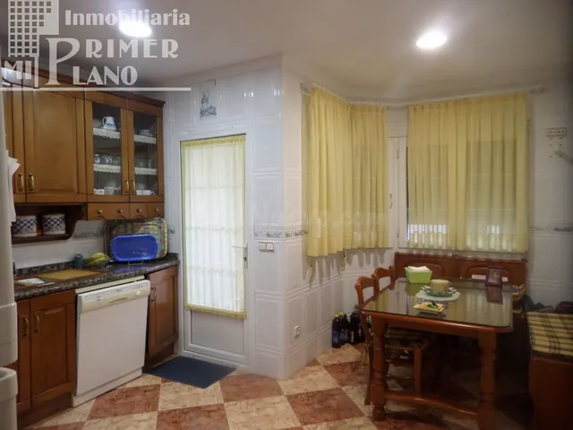 *Casa de 2 plantas en calle Duque de Alba, de 350m2 de super - foto 3