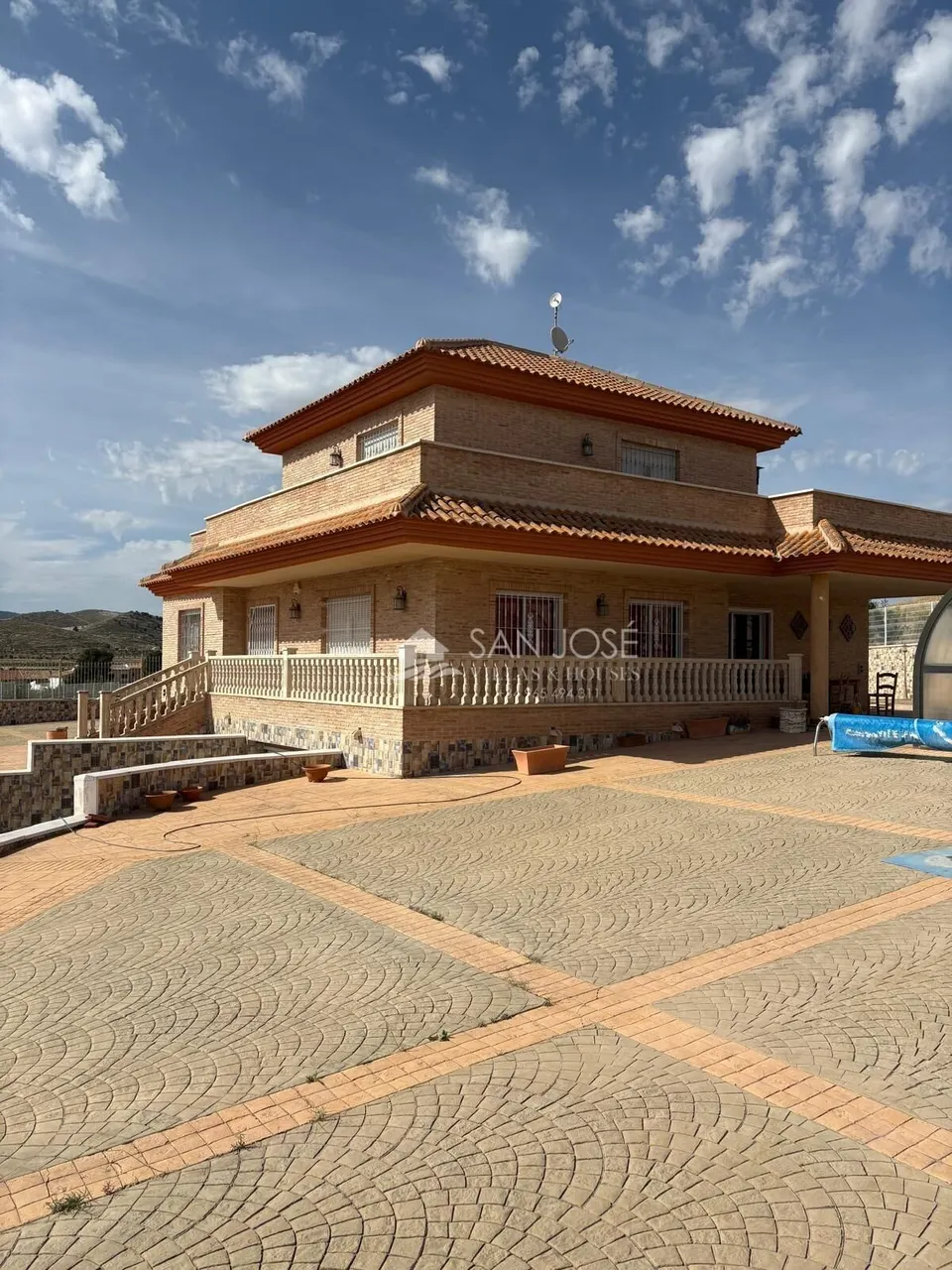 SE VENDE ESPECTACULAR CHALET EN PINOSO.