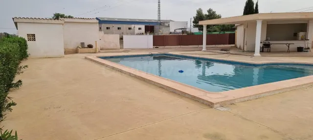 Edificio con piscina — 2